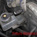 disconnect the power plug from the brake fluid reservoir on the Priora